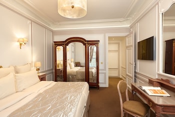 Room, Tower (Prestige, Louvre)