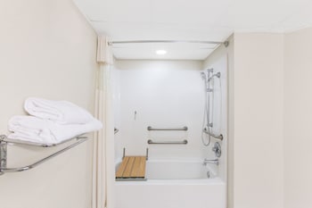 Room, 1 Queen Bed, Accessible, Refrigerator & Microwave (Non-Smoking)