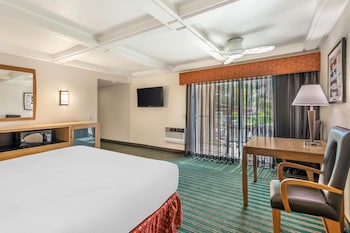 Standard Room, 1 King Bed, Balcony, Pool View
