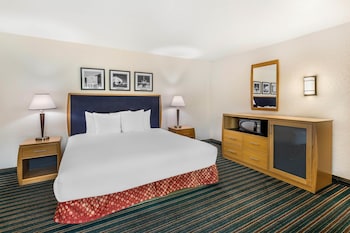 Standard Room, 1 King Bed, Patio, Pool View