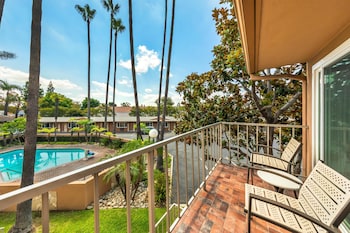 Standard Room, 1 King Bed, Balcony, Pool View