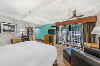 Standard Room, 1 Queen Bed, Non Smoking, Balcony