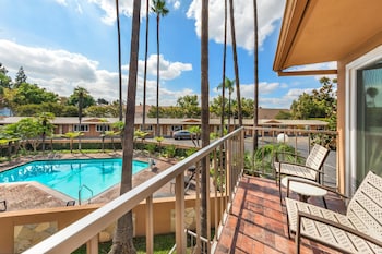 Standard Room, 1 Queen Bed, Balcony, Pool View