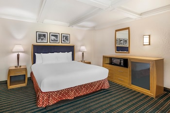 Standard Room, 1 King Bed, Balcony, Pool View