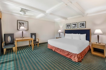 Standard Room, 1 King Bed, Balcony, Pool View