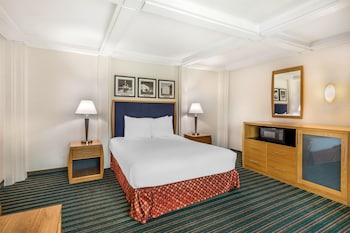 Standard Room, 1 Queen Bed, Balcony, Pool View