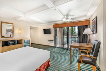 Standard Room, 1 Queen Bed, Balcony, Pool View