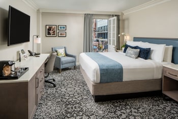 Deluxe Room, 1 King Bed, Courtyard View (Balcony)
