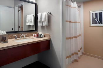 Room, 1 King Bed, Lake View (Mobility/Hearing Accessible, Tub)
