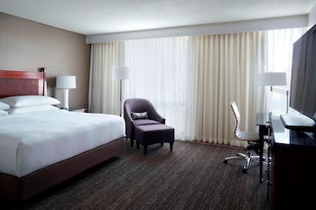 Room, 1 King Bed, Lake View (Mobility/Hearing Accessible, Tub)