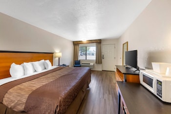 One Queen Bed Non Smoking Accessible Room