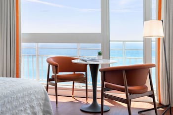 Deluxe Room, 1 King Bed, Sea View (Balcony)