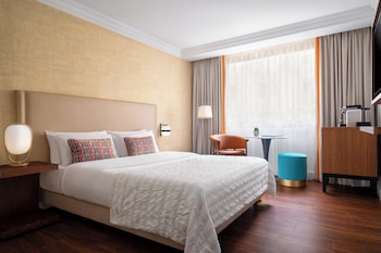Classic Room, 1 King Bed, Courtyard View