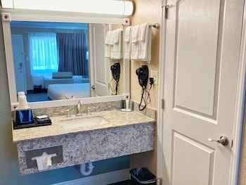 Premium Room, 2 Queen Beds, Bathtub Grab Bars, Ground Floor