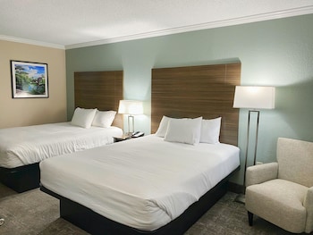 Premium Room, 2 Queen Beds, Bathtub Grab Bars, Ground Floor