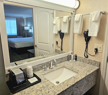 Premium Single Room, 1 King Bed, Bathtub Grab Bars, Ground Floor