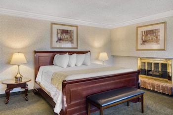 Suite, 1 King Bed, Non Smoking, Refrigerator & Microwave (Larger Room)