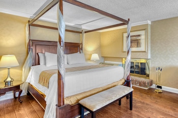Suite, 1 King Bed, Non Smoking, Jetted Tub (Four Poster Bed)
