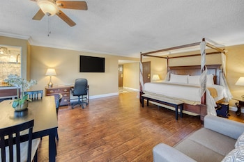 Suite, 1 King Bed, Non Smoking, Jetted Tub (Four Poster Bed)