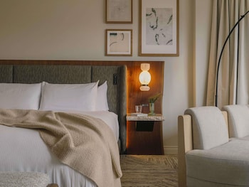 Suite, 1 King Bed (Studio, Peak View)