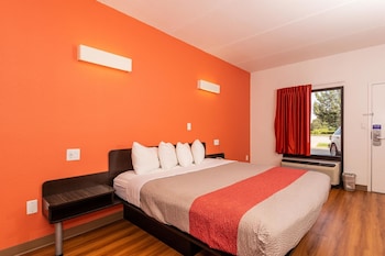 Deluxe Room, 1 King Bed, Non Smoking, Refrigerator & Microwave