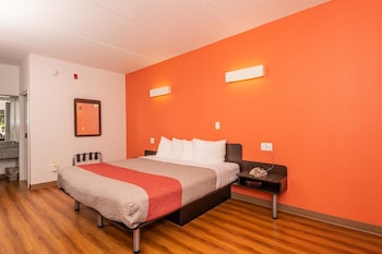 Deluxe Room, 1 King Bed, Non Smoking, Refrigerator & Microwave