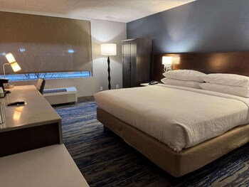 Standard Room, 1 King Bed, Accessible, Refrigerator