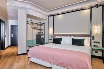 Family Room (2 Adults + 2 Children)