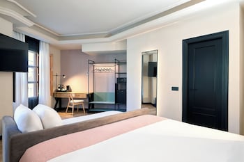Triple Room (Puerta Elvira (3 Adults)