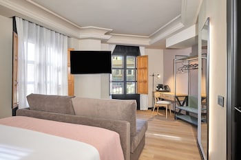 Triple Room (Puerta Elvira (3 Adults)