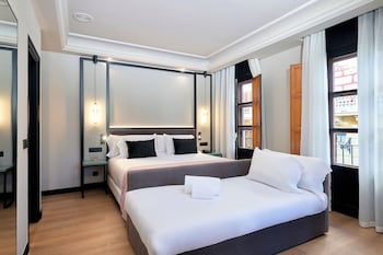 Triple Room (Puerta Elvira (3 Adults)