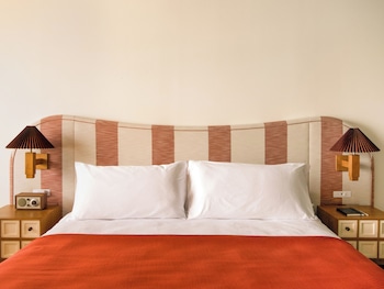 Standard Room, 1 King Bed, Balcony, Oceanfront