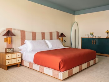 Standard Room, 1 King Bed, Balcony, Oceanfront