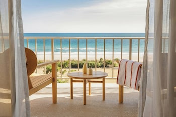 Junior Suite, 1 King Bed, Balcony, Oceanfront