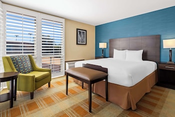 Suite, 1 King Bed, Non Smoking, Kitchenette