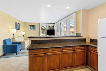 Suite, 1 King Bed, Non Smoking, Kitchenette