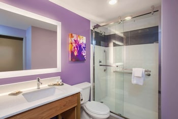 Room, 2 Queen Beds, Accessible, Non Smoking (Mobility/Hearing,tub w grab bars)