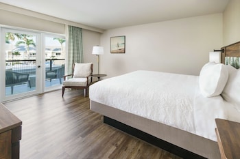 Studio, 1 King Bed, Partial Ocean View