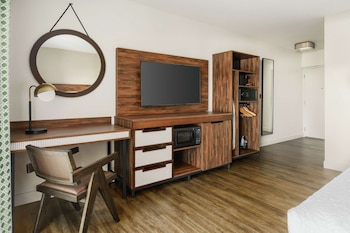 Studio, 1 King Bed, Partial Ocean View