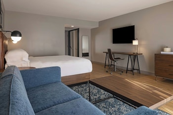 Executive Suite, 1 King Bed with Sofa bed (Poolside)