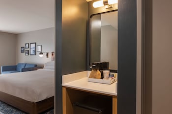 Traditional Room, 1 King Bed with Sofa bed (Mobility/Hearing Access, Roll-in Shwr)