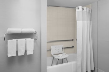 Room, 1 King Bed, Hearing Accessible (Accessible Bathtub)
