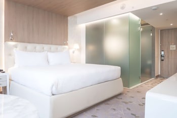 Superior Room, 1 King Bed, Accessible (Mobility & Hearing, Roll-in Shower)