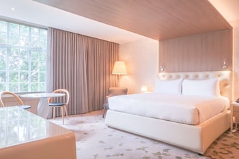 Standard Room, 1 King Bed, Accessible (Mobility & Hearing, Roll-in Shower)