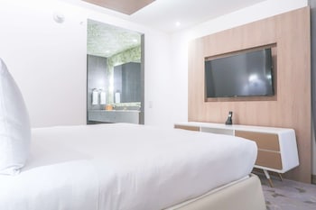 Standard Room, 1 King Bed, Accessible (Mobility & Hearing, Roll-in Shower)