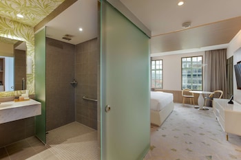 Standard Room, 1 King Bed, Accessible (Mobility & Hearing, Roll-in Shower)