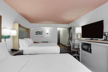 Standard Room, 2 Queen Beds (Bath/Shower Combo)