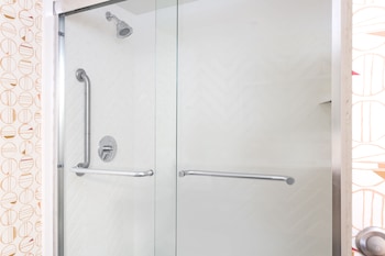 Standard Room, 2 Queen Beds (Bath/Shower Combo)