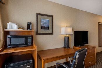 Standard Room, 1 Queen Bed, Non Smoking, Refrigerator & Microwave