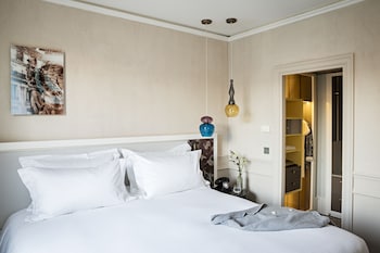 Junior Suite, 1 Double Bed with Sofa bed, Courtyard View (or Scribe St. View, Premium)